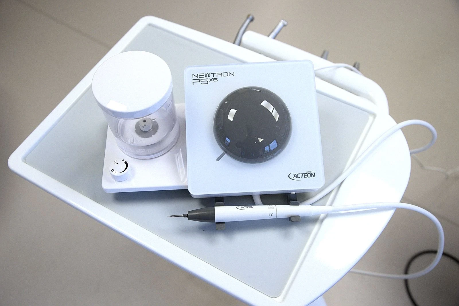 Instrument classique de détartrage du chirurgien-dentiste