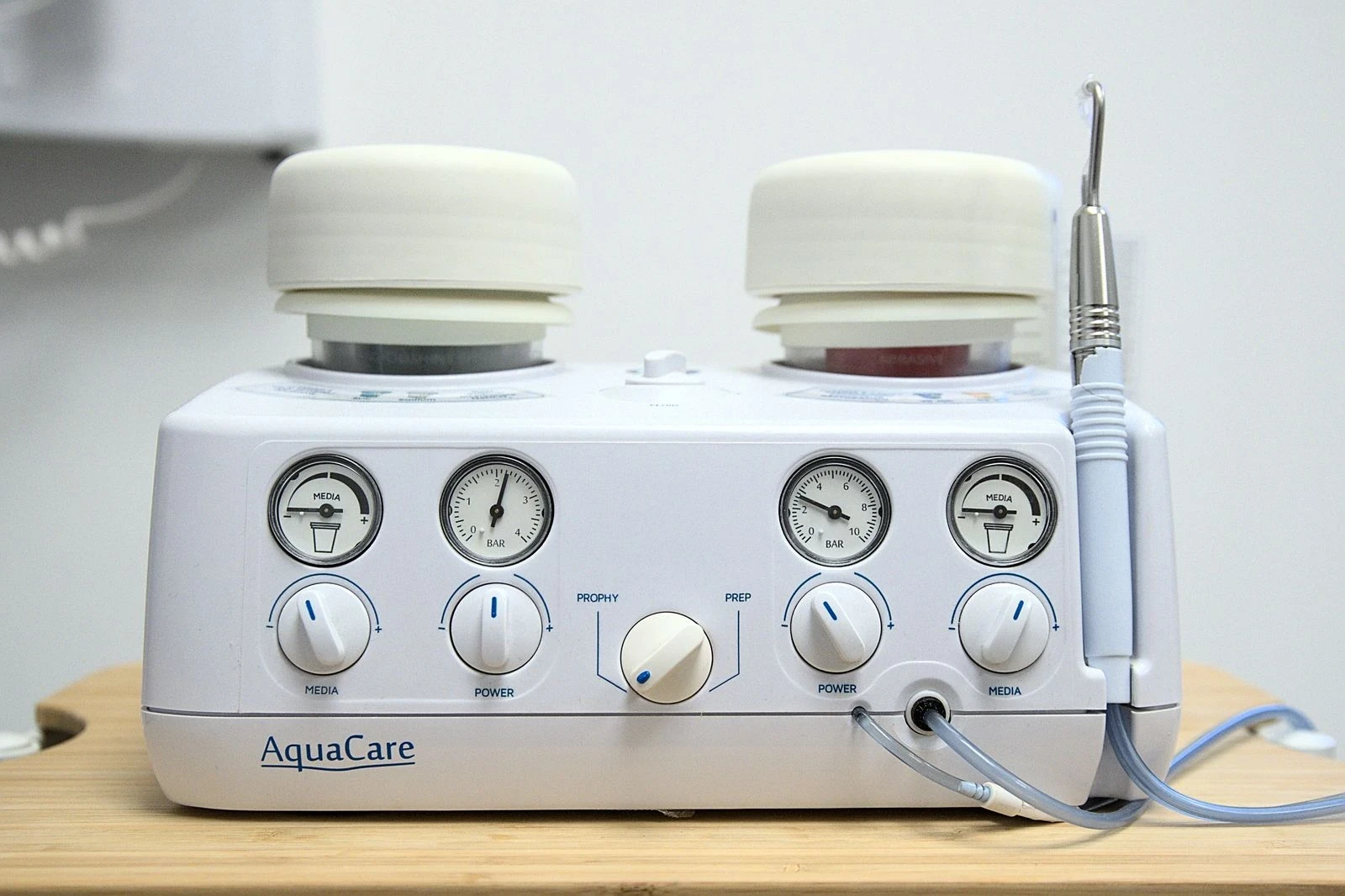 Utilisation du dispositif médical AquaCare conçu pour le détartrage dentraire au sein du Cabinet Dentaire de Seilh